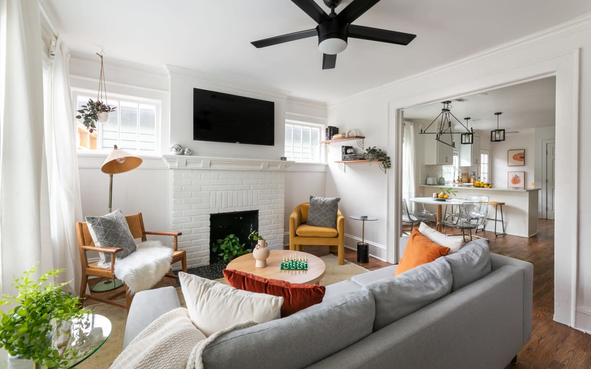 A Hard Day's Night Stocked Furnished Rental Home with 2 Modern Baths