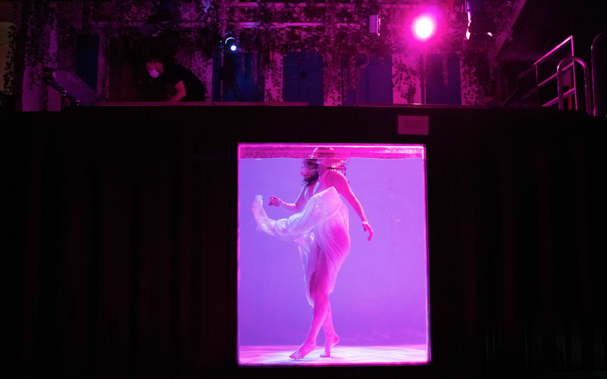 Underwater photo studio with preset continuous lights, overhead grid system, shower, LED Tunnel