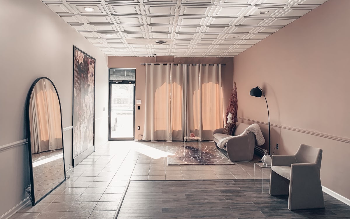 Lovely Studio / Natural Light / Luxury Furnishings, Lansing, MI