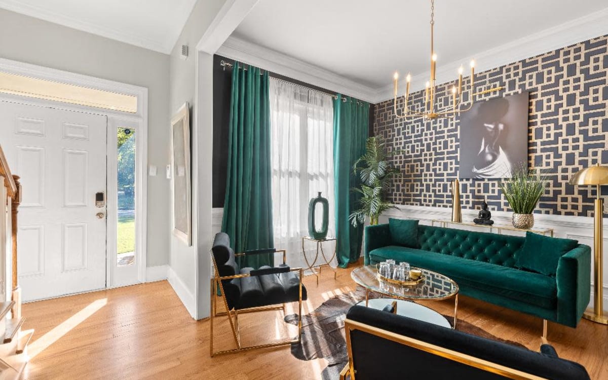 "Downtown Elegance Luxury Retreat with Parlor, Stylish Bar, and