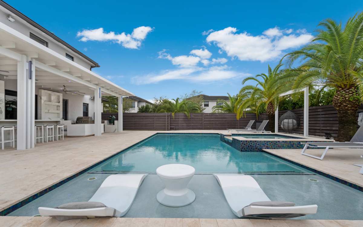 🌴☀️⛱️Luxury Spacious backyard with pool/hot tub, and a pergola with an ...
