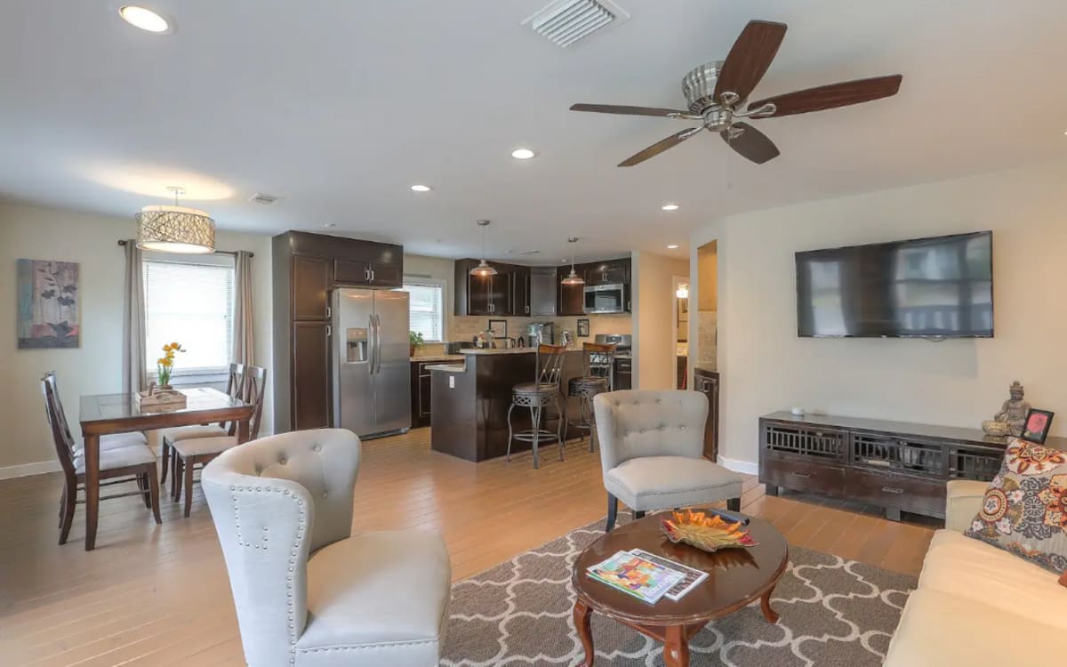 2 Miles to Downtown "The EaDo House", houston, TX Production Peerspace