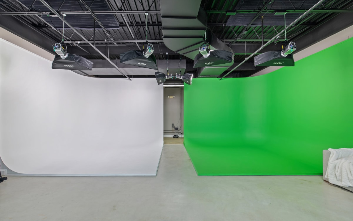 Convenient Studio - Pre-Lit Cyc Walls, Backdrops, Green Screen, Podcast ...