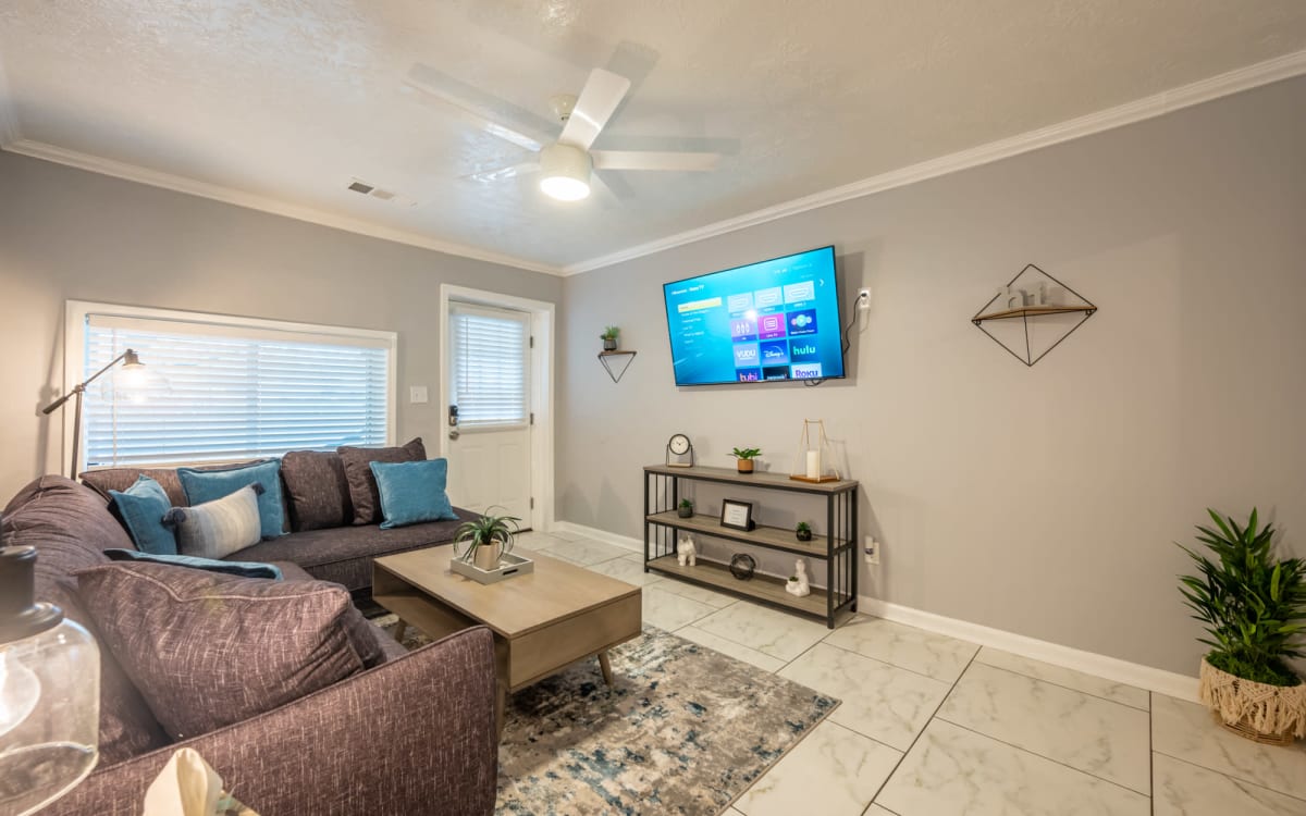 Cushy & Minimalist Home Near Mercedes Benz Stadium, Atlanta, GA