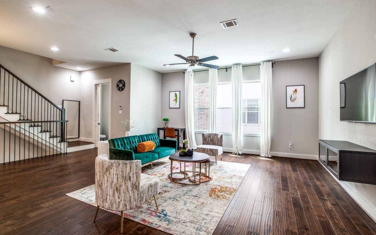 Roomy Urban East Downtown Luxury Condo, Houston, TX Production