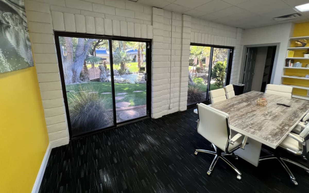 Luxury Boutique Office Meeting Space & Hot Desks, 10 mins from Strip