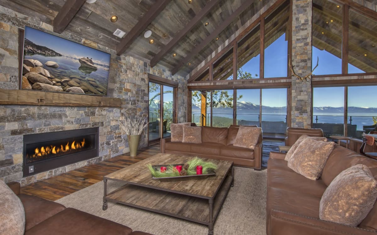 Incredible Mountain Estate with insane Lakeviews, Indoor Pool, Movie