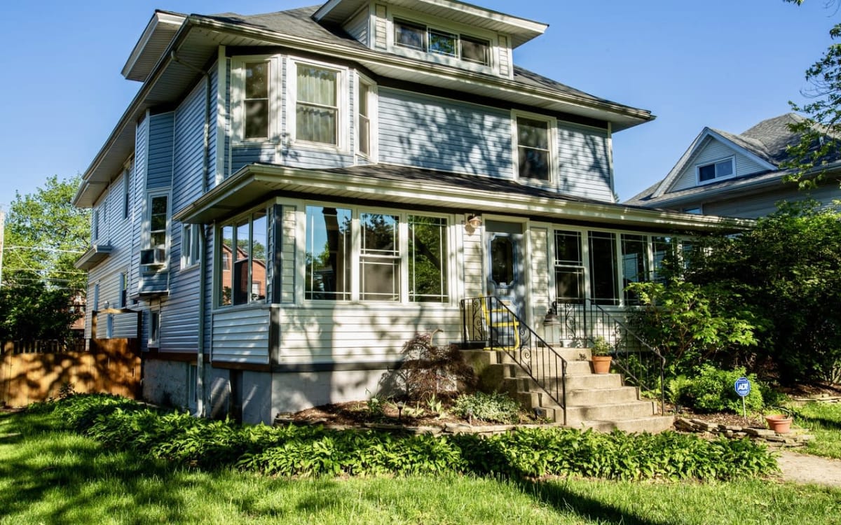 1906 Large Old House with a Huge Pool, Berwyn, IL Production Peerspace