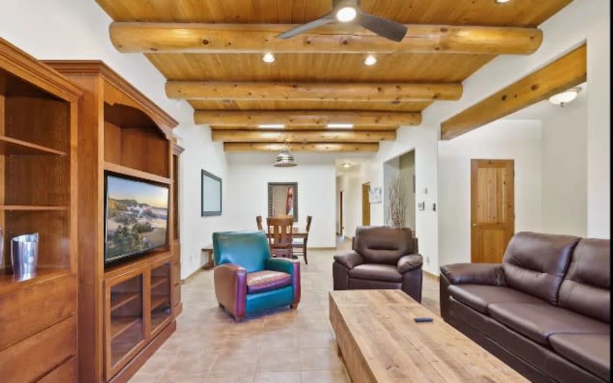 Luxury Home with Pool & Hot tub, albuquerque, NM OffSite Peerspace