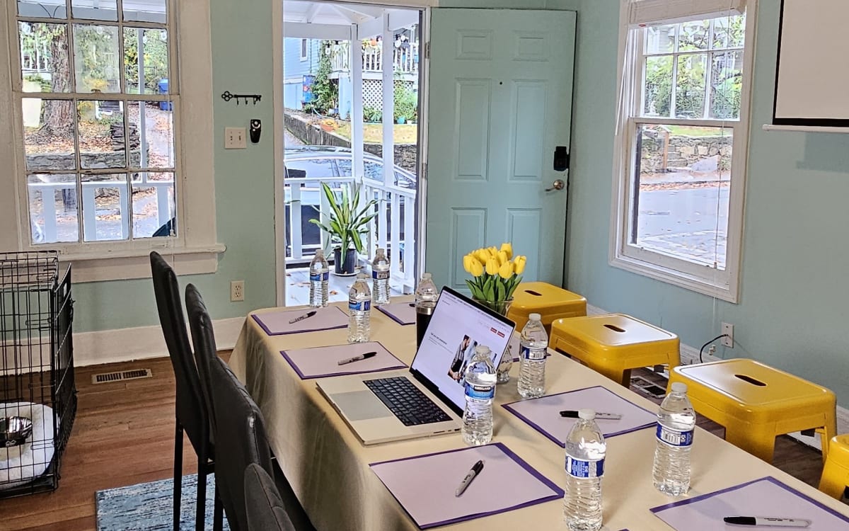 Historic Cabbagetown Apartment w/ Free Parking, & Wifi, Natural Light