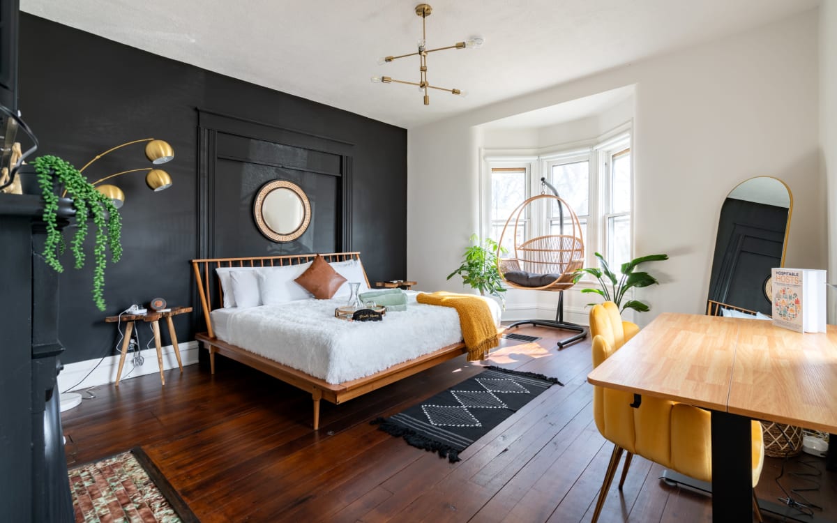 NEW Luxe Home PET friendly King Beds Downtown Central Location