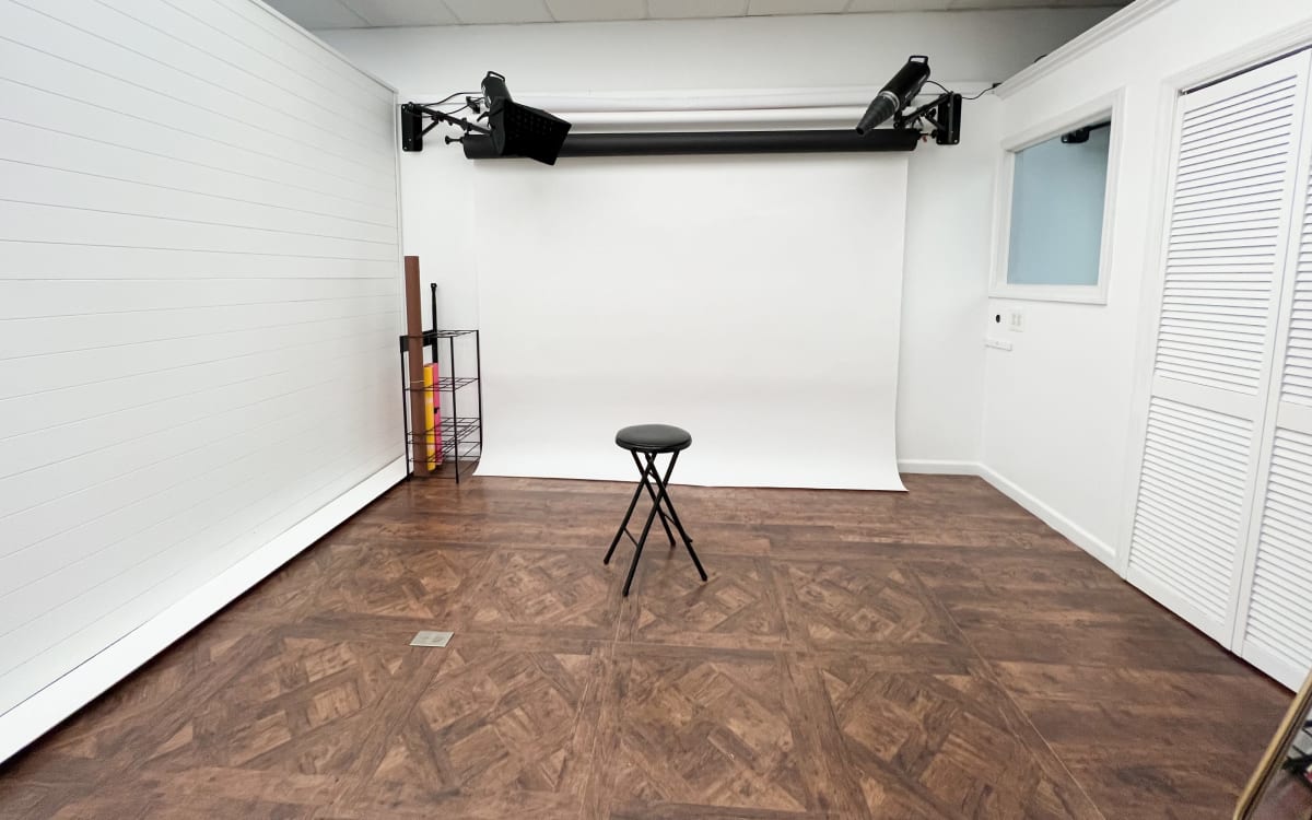 Photo Studio Next to Outdoor Park, Malverne, NY Production Peerspace