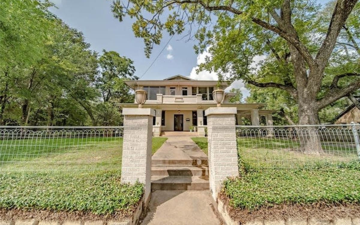Early 1900s TwoStory DynamicLooking Craftsman Home, SULPHUR SPRINGS, TX Production Peerspace