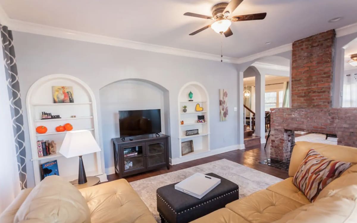 Huge Tulsa Home near Downtown & Hospitals, ALL BILLS PAID with two KING