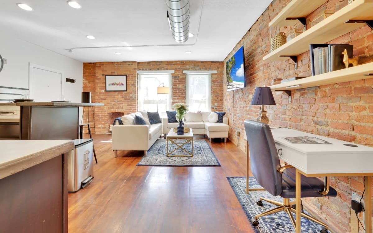 Downtown Hidden Gem/ 5 min from OSU/ Fully Furnished Condo, Columbus