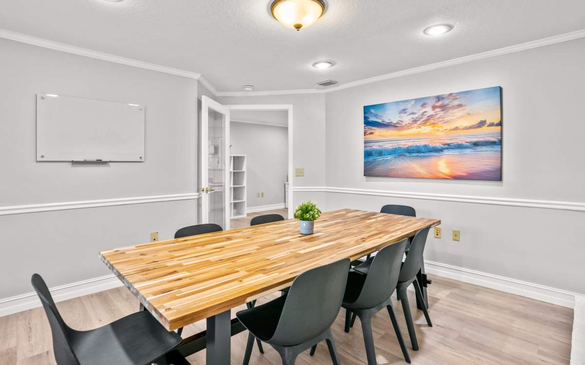 Great location in downtown Kissimmee, great lighting and spacious area