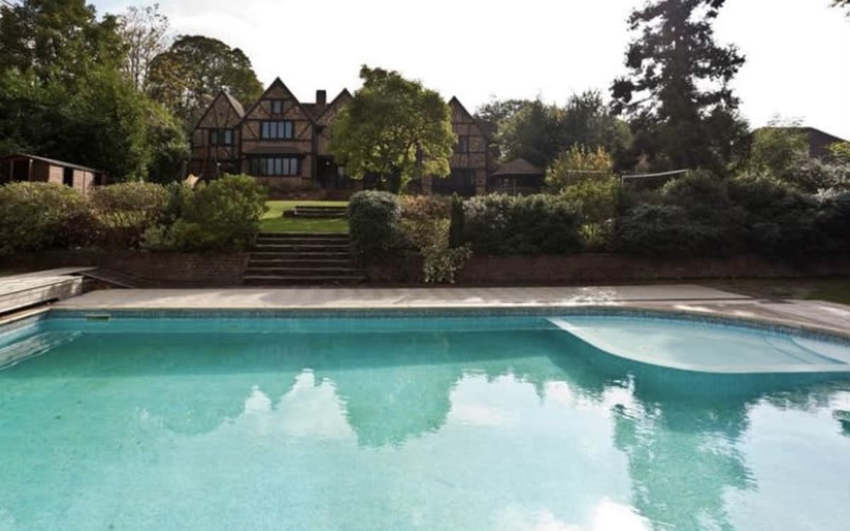 Stunning Country House in London with Pool, london Production Peerspace