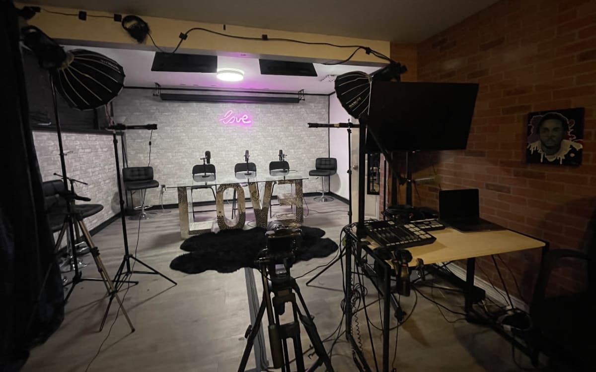 Podcast/Creator Studio w/Great Location and Top of the line equipment ...