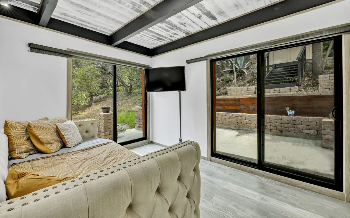 Duplex in Woodland Hills, Woodland Hills, CA Production Peerspace