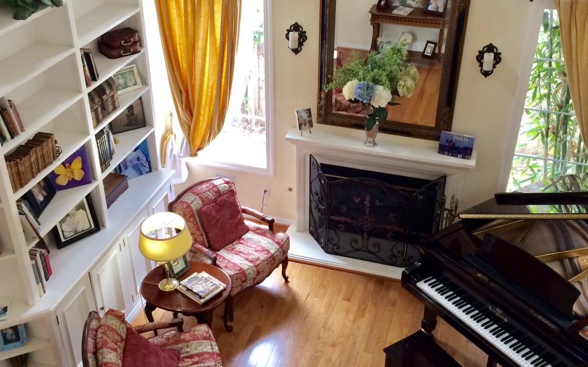 Large Elegant Family Home with Lush Yard and Patio, Near Beaches and