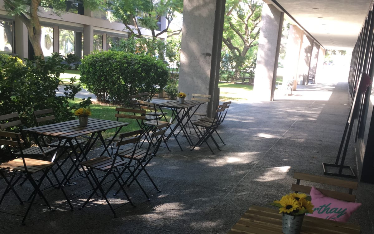 Large Beverly Hills Café/Restaurant Space with Outdoor Seating, Los