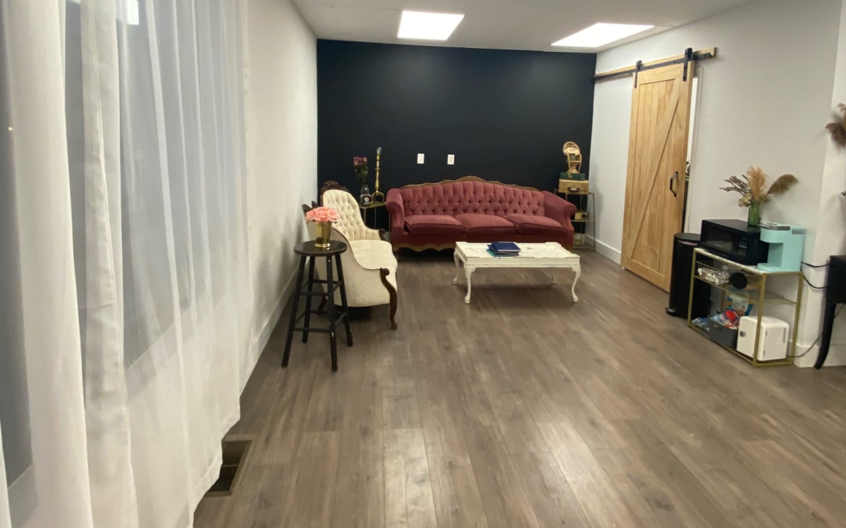 Cozy Natural Light Lifestyle Photography Studio., Anchorage, AK