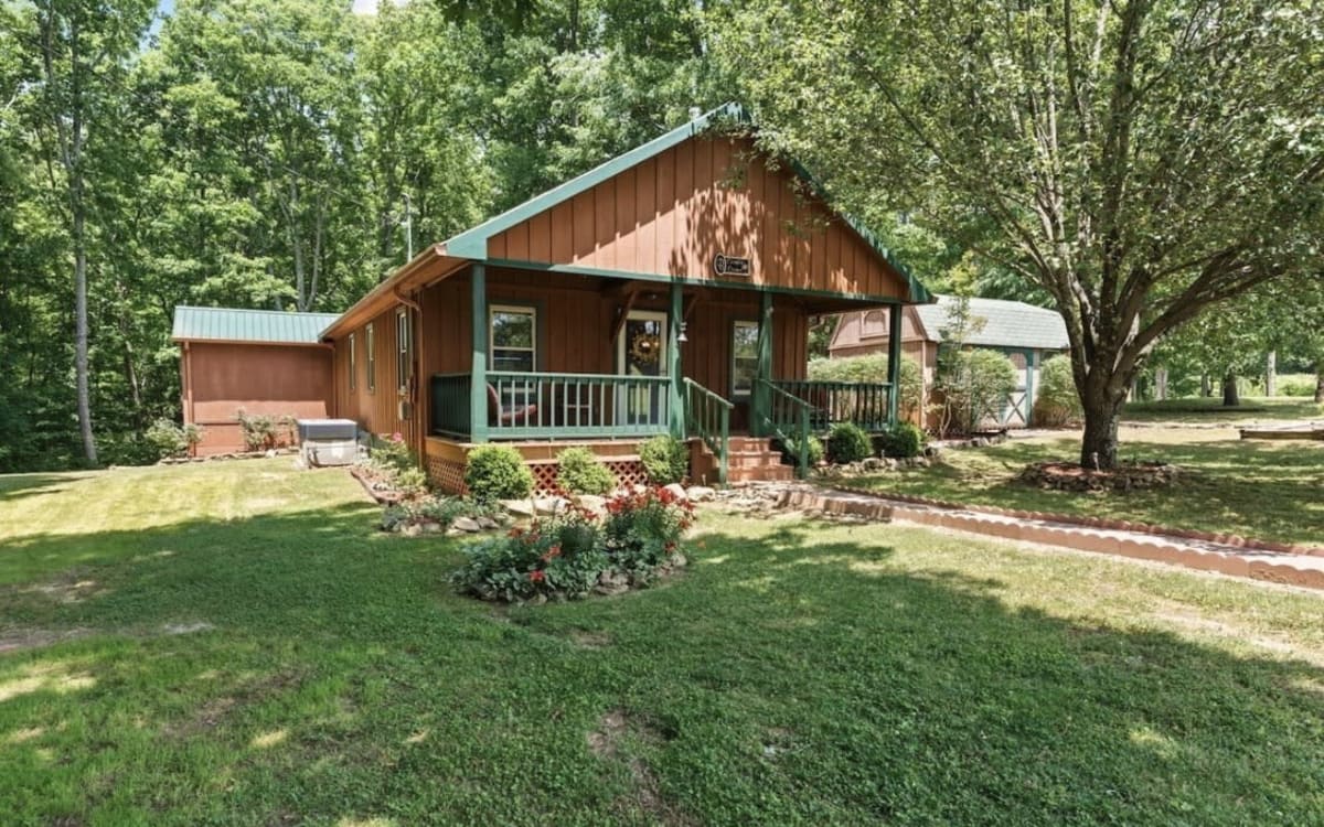 Rustic and spacious cabin set in the woods, Monteagle, TN Production