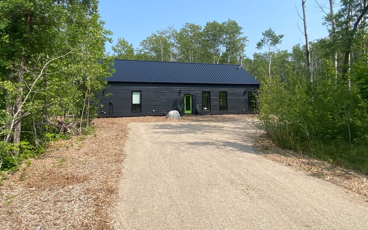 Modern cabin on a wooded lot near the beach, Grand marais Production