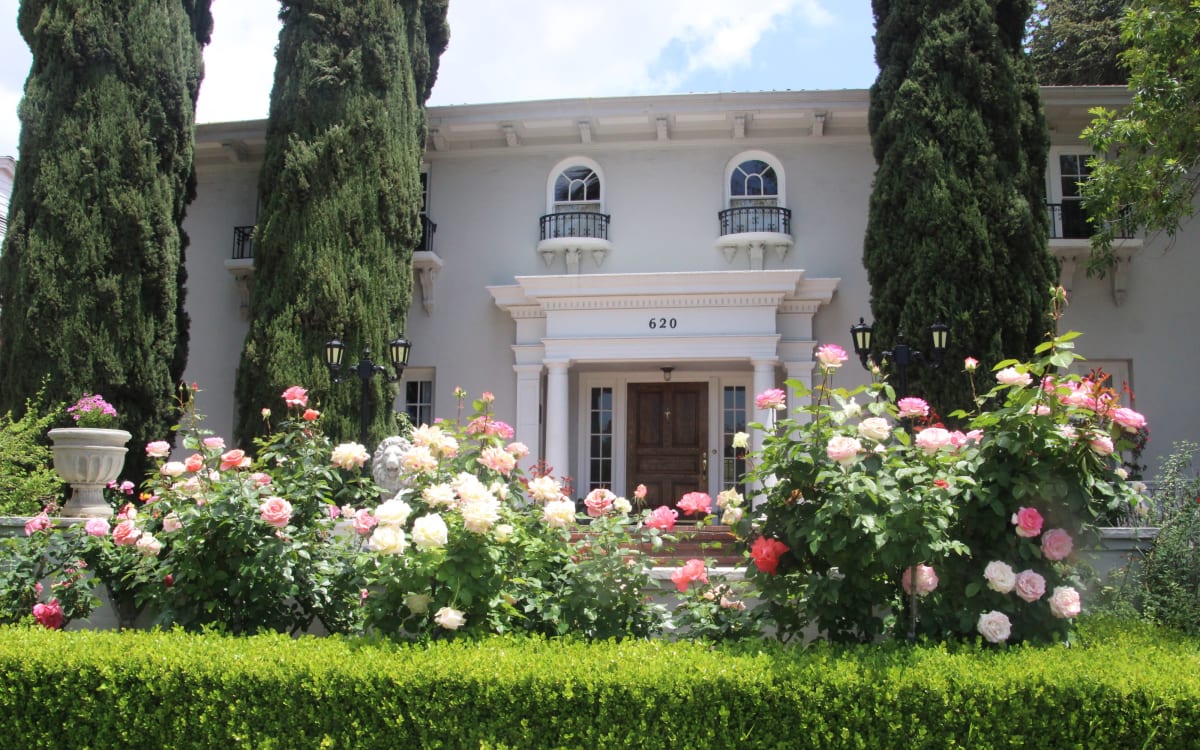 101 Year Old House Surrounded by Gardens with Detached Guest House, Los