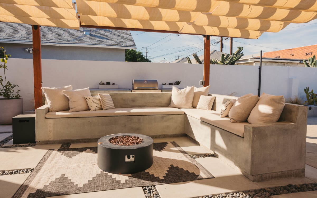 Modern Patio space | Concrete hardscape | Built in grill top & fire pit ...