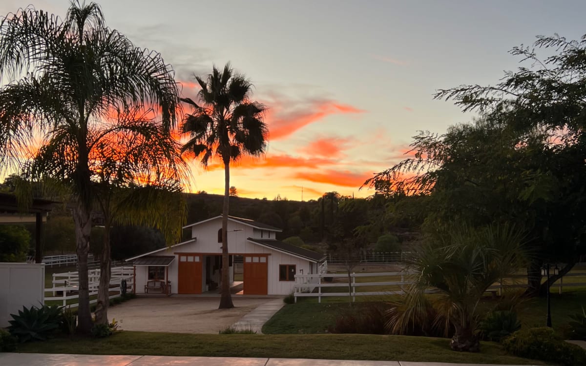 Mini Ranch on 3 acres with modern white barn and 3 horses, Fallbrook