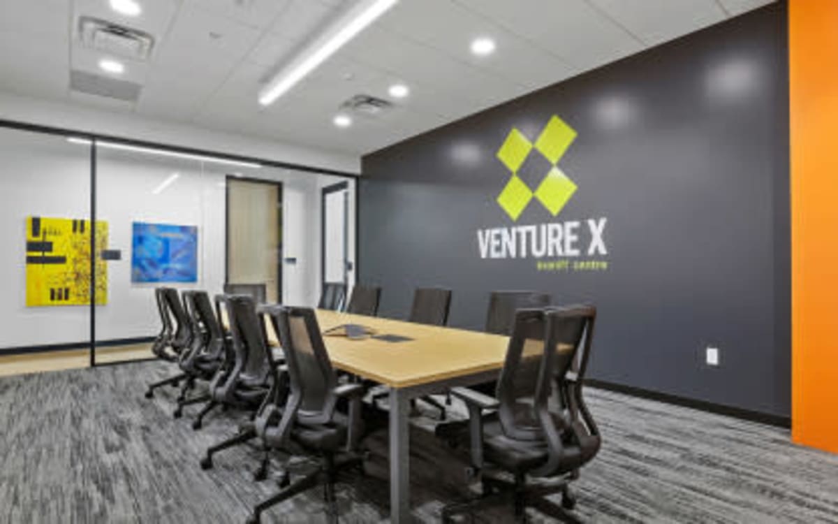 10 Person Modern Boardroom, Dallas, TX OffSite Peerspace