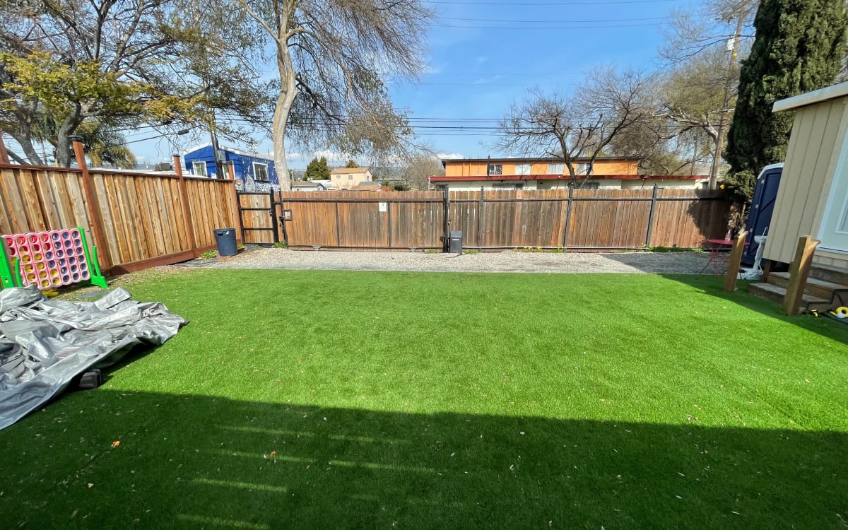 Roomy Outdoor space with synthetic grass 1225 Sq ft (extra 902 sq ft