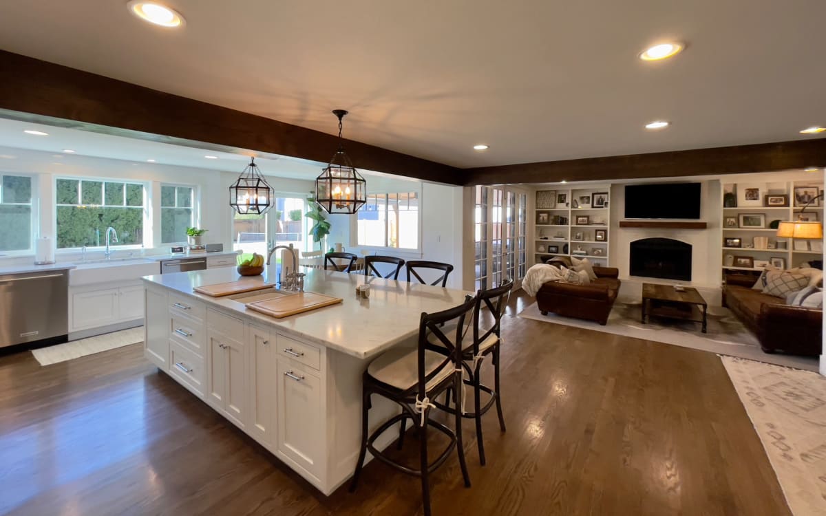 Bright Open Concept & Recreation (including pickleball), Kirkland, WA