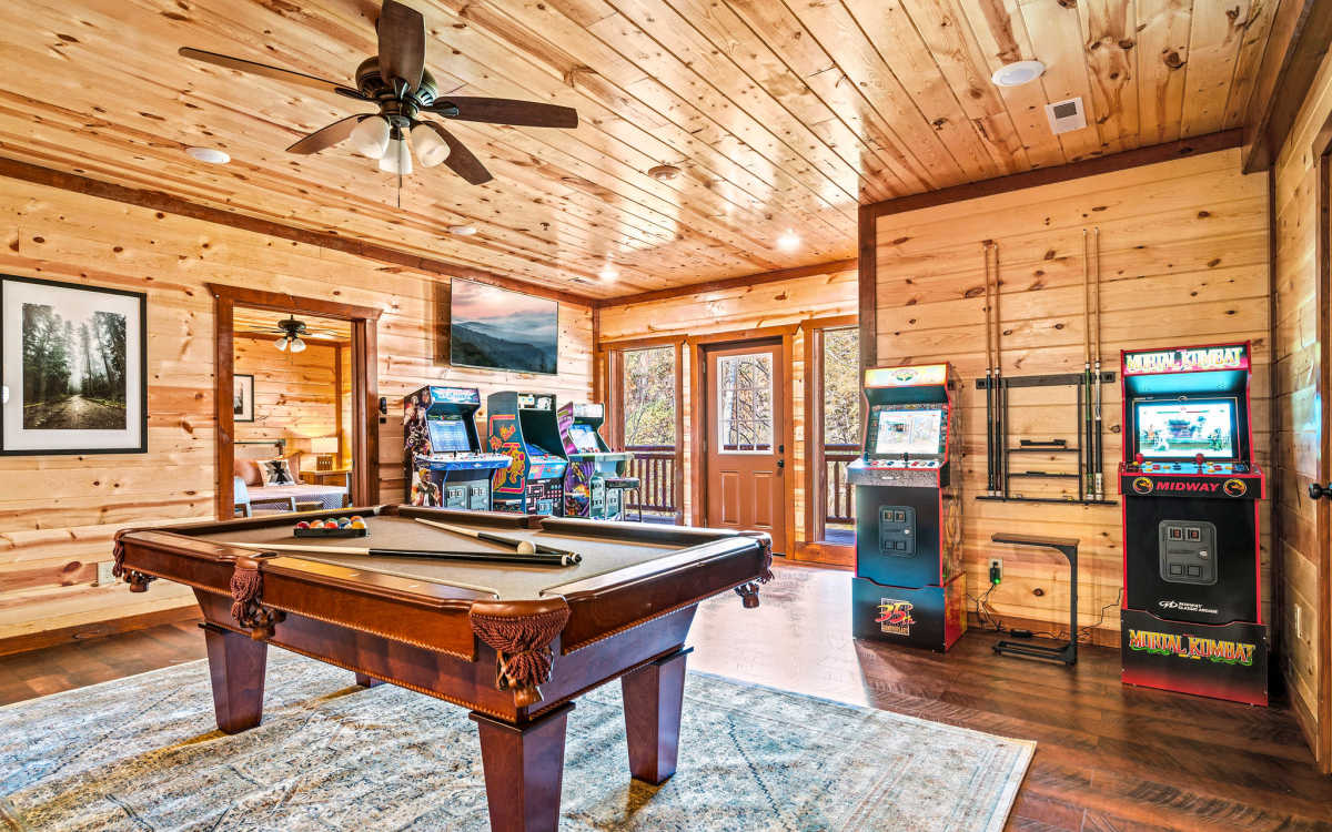 Giant luxury cabin Epic Game Room, Indoor Heated Pool, 2 Hot Tubs