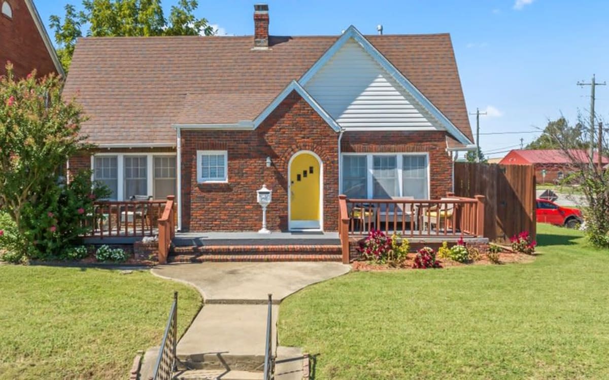 Huge Tulsa Home near Downtown & Hospitals, ALL BILLS PAID with two KING