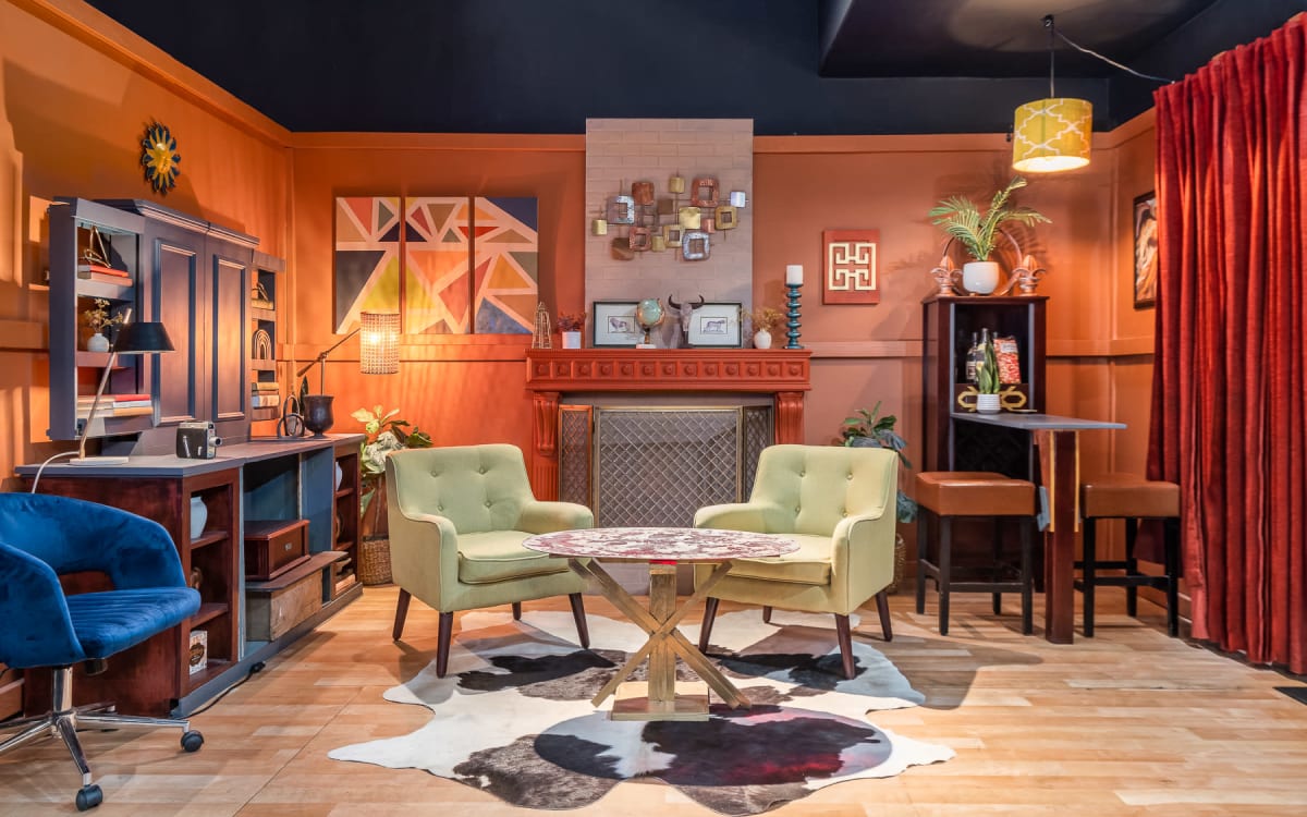 Los Angeles Vintage Living Room, Movie Theater, White Cyc, Green Screen