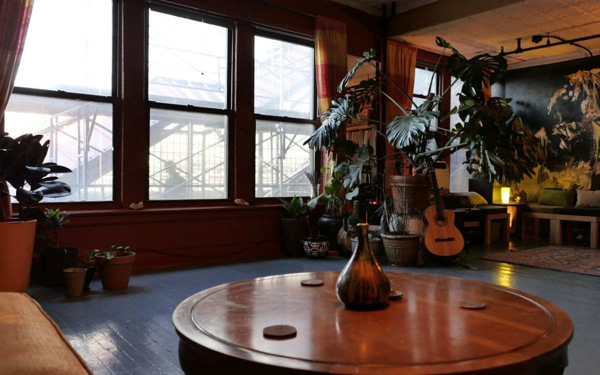 Train level Williamsburg Apt, Brooklyn, NY Production Peerspace