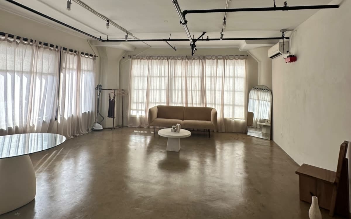 Downtown Photo Studio with Natural Light Limewash wall, los angeles, CA