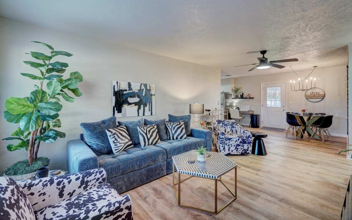 Cozy little Fox Den 1/2 mi from campus, Norman, OK OffSite Peerspace