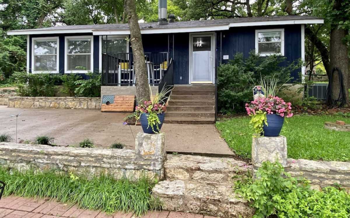 Quaint Cottage in a country setting on Eagle Mountain Lake, Azle, TX Production Peerspace