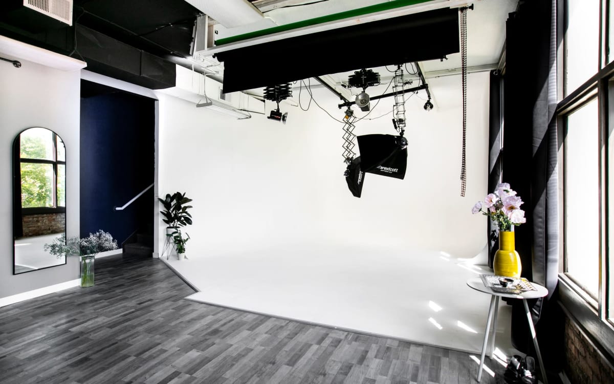 Spotlight Media Group Professional Photo studio with CYCWall, Salt