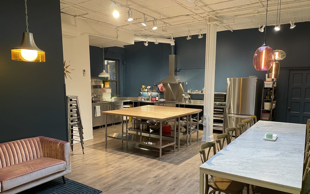 Home Cooking New York SoHo Chef's Kitchen + 14Seat Marble Table for