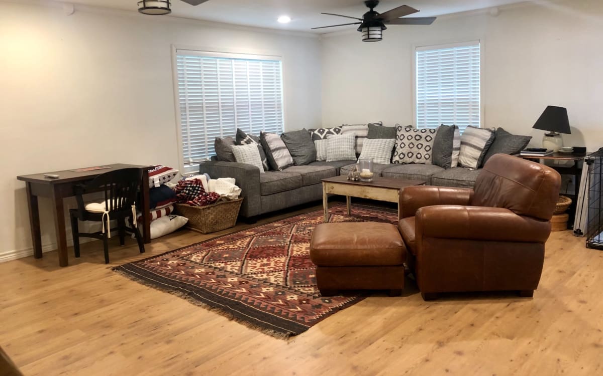 Lakefront Farmhouse Cabin on 23 Acres with 180 Degree View, Broaddus