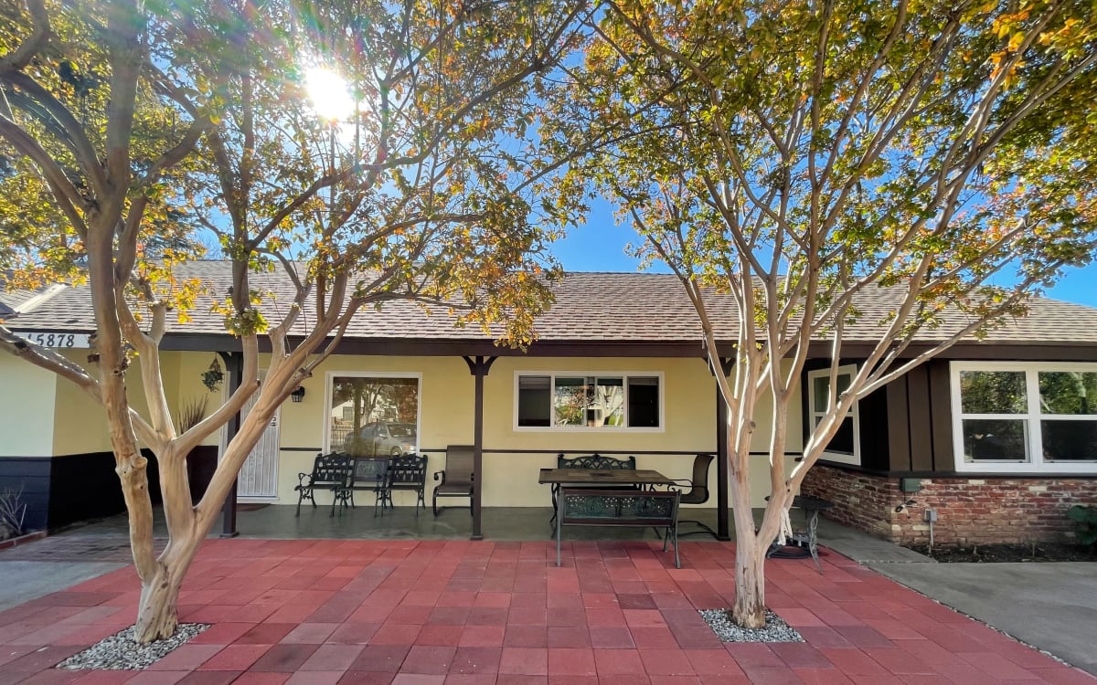 Traditional House with beautiful front and vintage rooms, La Puente, CA