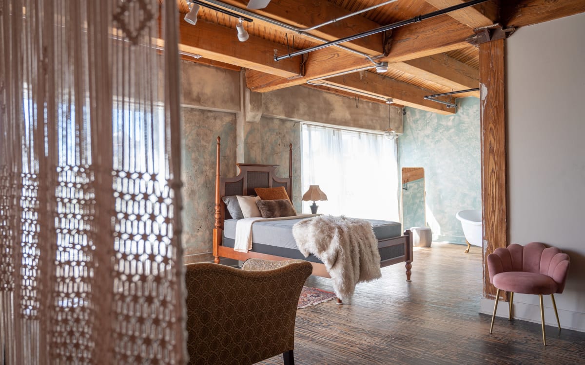 NSR LOFT 2 // Downtown Loft with Natural Light and Modular Vintage