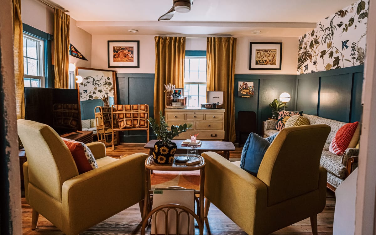 The Glass Garden 60s / 70s Retro Inspired Apartment, Wilmington, NC Production Peerspace