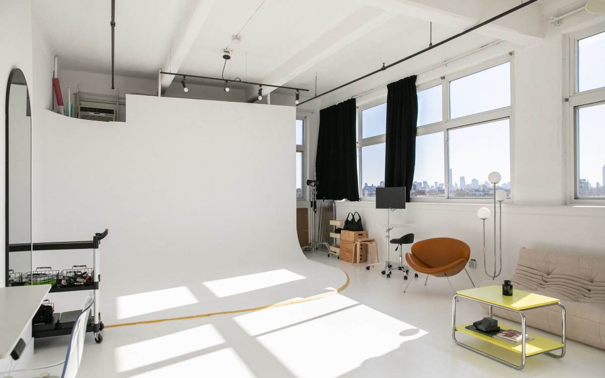 Spacious Minimalistic Cyclorama Photo Studio with lots of Natural Light ...