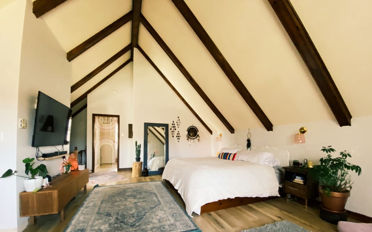 Bohemian Oasis Near the Sandy Shore of Lake Erie, Simcoe Production