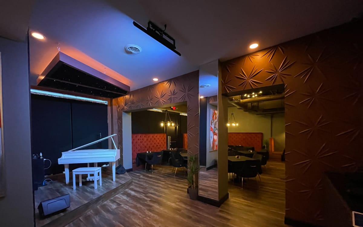 5 mins from ATL Airport, Upscale Restaurant/Lounge 2 Outdoor areas